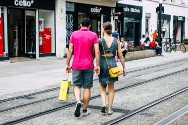 Reims Fransa 23 Temmuz 2018 öğleden sonra Reims sokakta yürürken bilinmeyenli insan görünümü