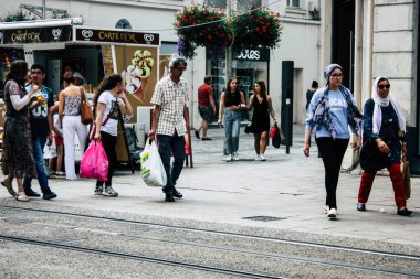 Reims Fransa 23 Temmuz 2018 öğleden sonra Reims sokakta yürürken bilinmeyenli insan görünümü