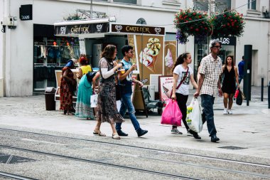 Reims Fransa 23 Temmuz 2018 öğleden sonra Reims sokakta yürürken bilinmeyenli insan görünümü