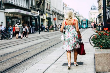Reims Fransa 23 Temmuz 2018 öğleden sonra Reims sokakta yürürken bilinmeyenli insan görünümü