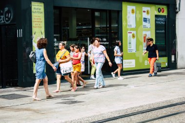 Reims Fransa 23 Temmuz 2018 öğleden sonra Reims sokakta yürürken bilinmeyenli insan görünümü