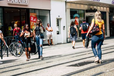 Reims Fransa 23 Temmuz 2018 öğleden sonra Reims sokakta yürürken bilinmeyenli insan görünümü