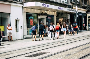 Reims Fransa 23 Temmuz 2018 öğleden sonra Reims sokakta yürürken bilinmeyenli insan görünümü