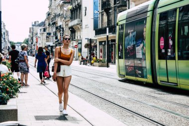 Reims Fransa 23 Temmuz 2018 öğleden sonra Reims sokakta yürürken bilinmeyenli insan görünümü