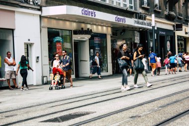 Reims Fransa 23 Temmuz 2018 öğleden sonra Reims sokakta yürürken bilinmeyenli insan görünümü