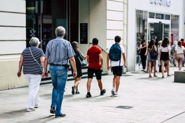 Reims Fransa 23 Temmuz 2018 öğleden sonra Reims sokakta yürürken bilinmeyenli insan görünümü