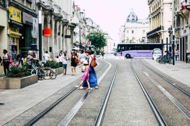 Reims Fransa 23 Temmuz 2018 öğleden sonra Reims sokakta yürürken bilinmeyenli insan görünümü