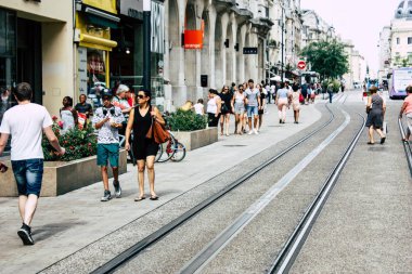 Reims Fransa 23 Temmuz 2018 öğleden sonra Reims sokakta yürürken bilinmeyenli insan görünümü
