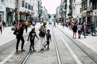 Reims Fransa 23 Temmuz 2018 öğleden sonra Reims sokakta yürürken bilinmeyenli insan görünümü