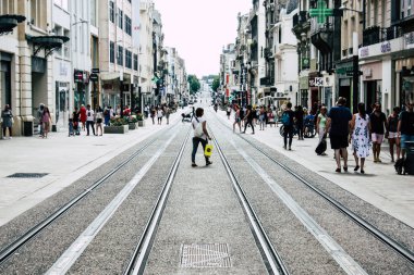 Reims Fransa 23 Temmuz 2018 öğleden sonra Reims sokakta yürürken bilinmeyenli insan görünümü