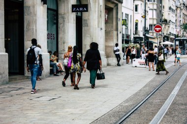 Reims Fransa 23 Temmuz 2018 öğleden sonra Reims sokakta yürürken bilinmeyenli insan görünümü