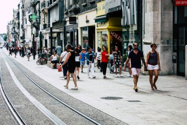 Reims Fransa 23 Temmuz 2018 öğleden sonra Reims sokakta yürürken bilinmeyenli insan görünümü