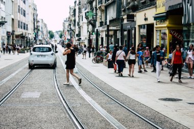 Reims Fransa 23 Temmuz 2018 öğleden sonra Reims sokakta yürürken bilinmeyenli insan görünümü
