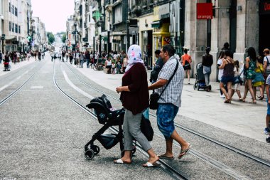 Reims Fransa 23 Temmuz 2018 öğleden sonra Reims sokakta yürürken bilinmeyenli insan görünümü