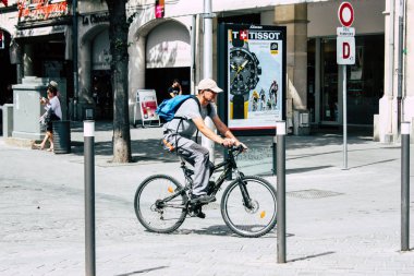 Reims Fransa 23 Temmuz 2018 Reims sokak öğleden sonra bisikletle bilinmeyen insan görünümü