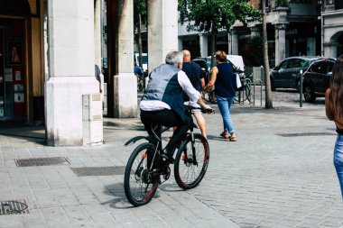 Reims Fransa 23 Temmuz 2018 Reims sokak öğleden sonra bisikletle bilinmeyen insan görünümü