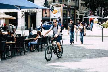Reims Fransa 23 Temmuz 2018 Reims sokak öğleden sonra bisikletle bilinmeyen insan görünümü