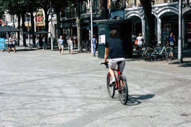 Reims Fransa 23 Temmuz 2018 Reims sokak öğleden sonra bisikletle bilinmeyen insan görünümü