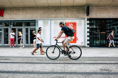 Reims Fransa 23 Temmuz 2018 Reims sokak öğleden sonra bisikletle bilinmeyen insan görünümü