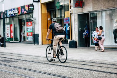 Reims Fransa 23 Temmuz 2018 Reims sokak öğleden sonra bisikletle bilinmeyen insan görünümü