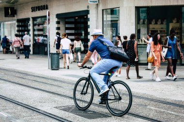 Reims Fransa 23 Temmuz 2018 Reims sokak öğleden sonra bisikletle bilinmeyen insan görünümü