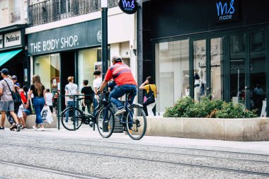 Reims Fransa 23 Temmuz 2018 Reims sokak öğleden sonra bisikletle bilinmeyen insan görünümü