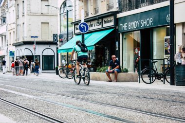 Reims Fransa 23 Temmuz 2018 Reims sokak öğleden sonra bisikletle bilinmeyen insan görünümü