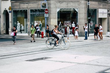 Reims Fransa 23 Temmuz 2018 Reims sokak öğleden sonra bisikletle bilinmeyen insan görünümü