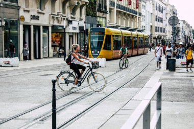 Reims Fransa 23 Temmuz 2018 Reims sokak öğleden sonra bisikletle bilinmeyen insan görünümü