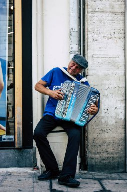 Reims Fransa 23 Temmuz 2018 akordeon Reims sokakta öğleden sonra bilinmeyen oynayanlar görünümünü