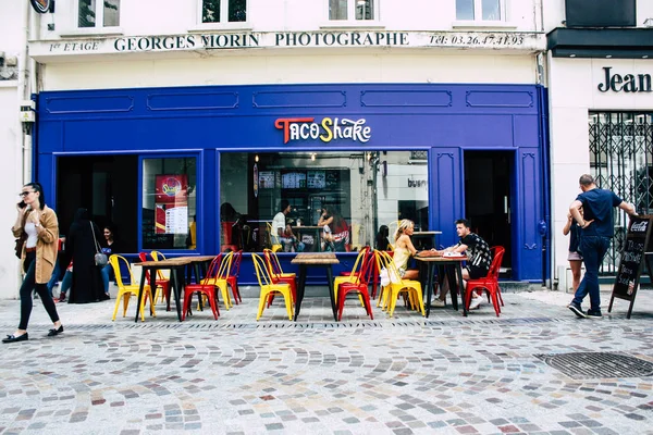 Reims Francia Julio 2018 Vista Gente Desconocida Caminando Por Calle — Foto de Stock