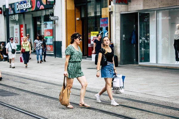 Reims Francia Julio 2018 Vista Gente Desconocida Caminando Por Calle — Foto de Stock