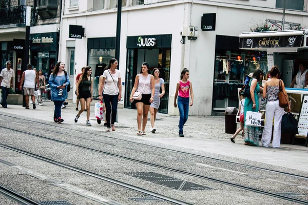 Reims Fransa 23 Temmuz 2018 öğleden sonra Reims sokakta yürürken bilinmeyenli insan görünümü