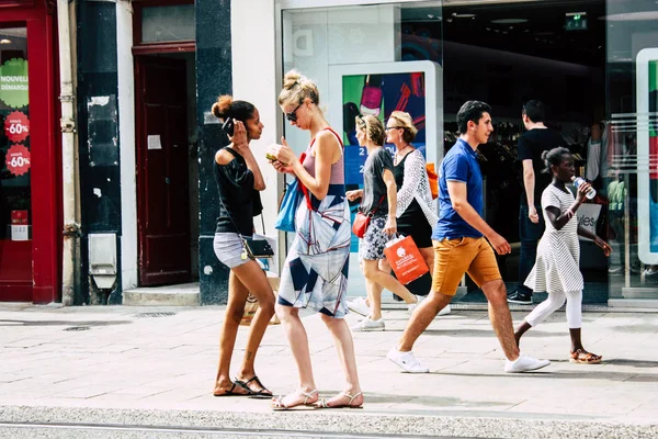 Reims Francia Julio 2018 Vista Gente Desconocida Caminando Por Calle — Foto de Stock