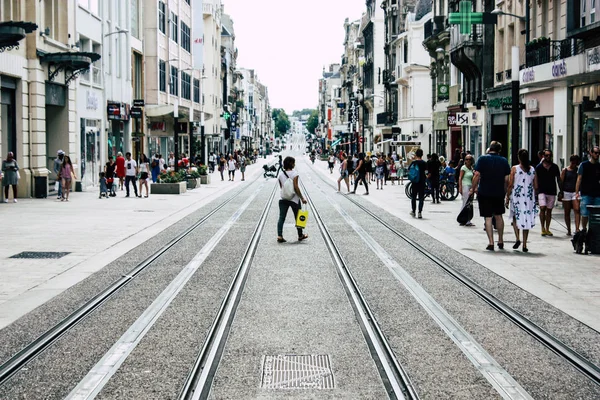 Reims Fransa 23 Temmuz 2018 öğleden sonra Reims sokakta yürürken bilinmeyenli insan görünümü