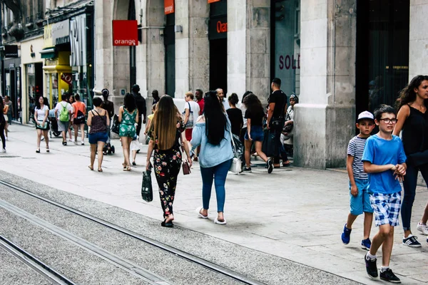 Reims Francia Julio 2018 Vista Gente Desconocida Caminando Por Calle — Foto de Stock