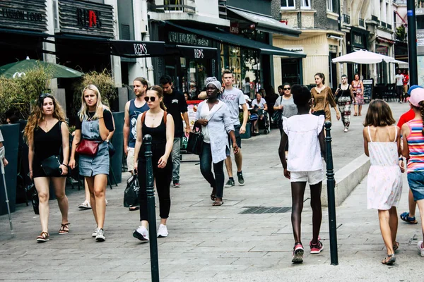 Реймс Франция Июль 2018 Вид Неизвестных Людей Идущих Улице Реймс — стоковое фото