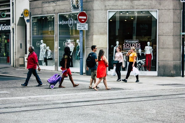 Reims Francia Julio 2018 Vista Gente Desconocida Caminando Por Calle — Foto de Stock