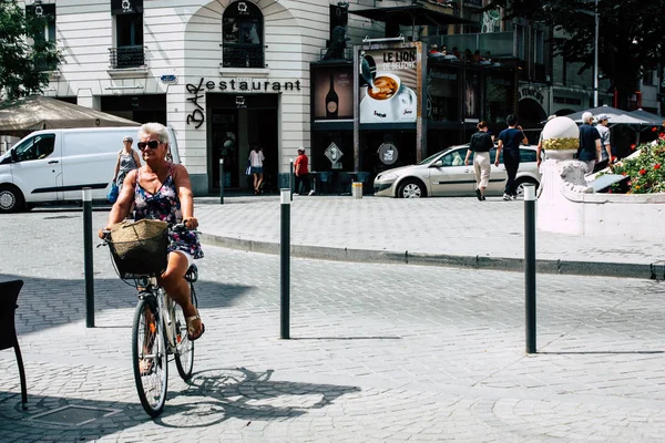 Reims França Julho 2018 Vista Pessoas Desconhecidas Bicicleta Rua Reims — Fotografia de Stock