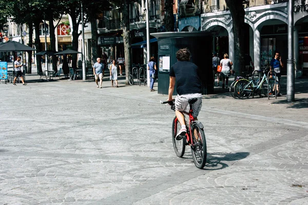 Reims Francia Julio 2018 Vista Gente Desconocida Bicicleta Calle Reims — Foto de Stock