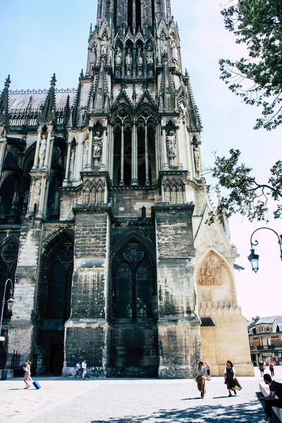 Reims Francja Lipca 2018 Widok Nieznanych Ludzi Chodzących Przodu Katedry — Zdjęcie stockowe