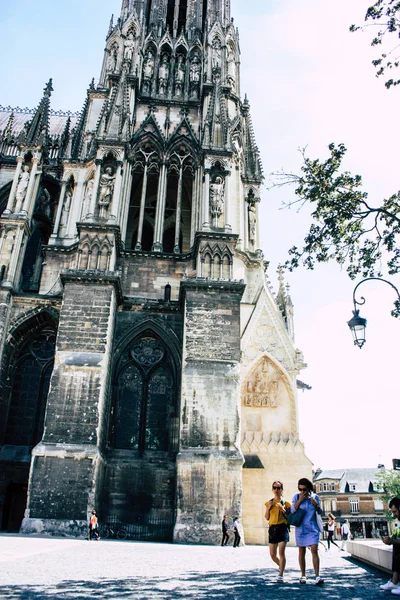 Reims Fransa 16 Temmuz 2018 bilinmeyen insanlar yürürken, insanlar görünümünü ön Reims Notre Dame Katedrali öğleden sonra