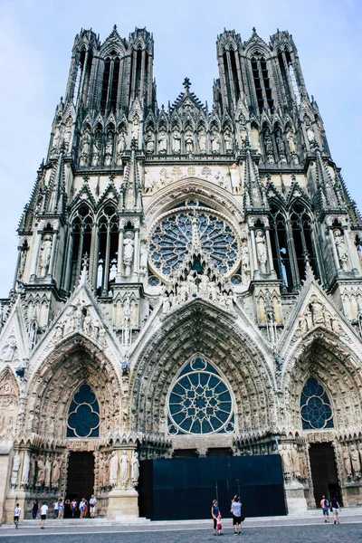 Reims Franciaország Július 2018 Ismeretlen Emberek Gyaloglás Front Notre Dame — Stock Fotó