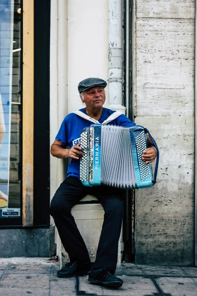 Reims Fransa 23 Temmuz 2018 akordeon Reims sokakta öğleden sonra bilinmeyen oynayanlar görünümünü