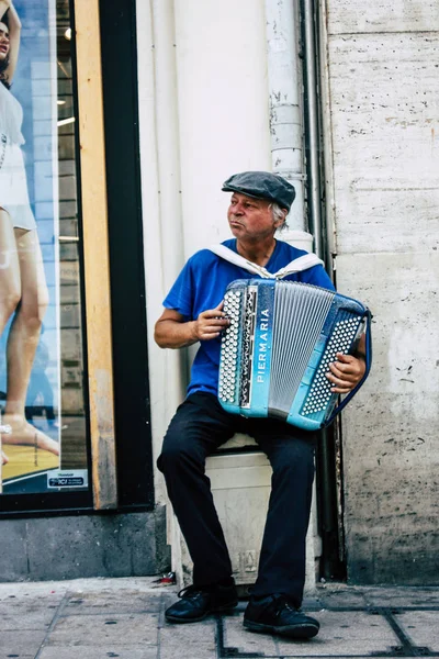兰斯法国2018年7月23日在兰斯街头演奏手风琴的不知名的人的看法下午 — 图库照片