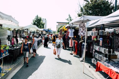 Reims Fransa 27 Temmuz 2018 alışveriş ve Reims sokak Pazar sabahları yürüyüş bilinmeyenli insan görünümü