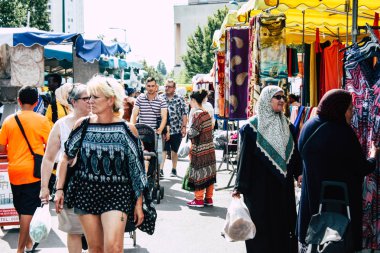 Reims Fransa 27 Temmuz 2018 alışveriş ve Reims sokak Pazar sabahları yürüyüş bilinmeyenli insan görünümü