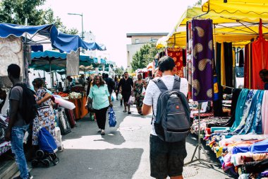 Reims Fransa 27 Temmuz 2018 alışveriş ve Reims sokak Pazar sabahları yürüyüş bilinmeyenli insan görünümü