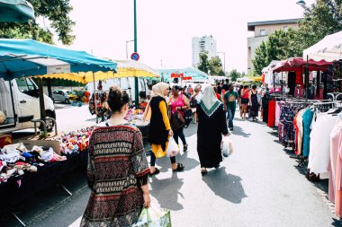 Reims Fransa 27 Temmuz 2018 alışveriş ve Reims sokak Pazar sabahları yürüyüş bilinmeyenli insan görünümü