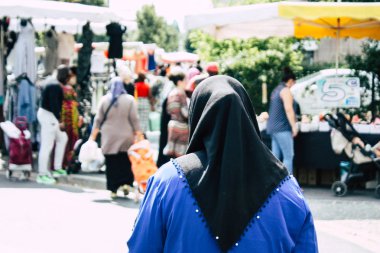 Reims Fransa 27 Temmuz 2018 alışveriş ve Reims sokak Pazar sabahları yürüyüş bilinmeyenli insan görünümü